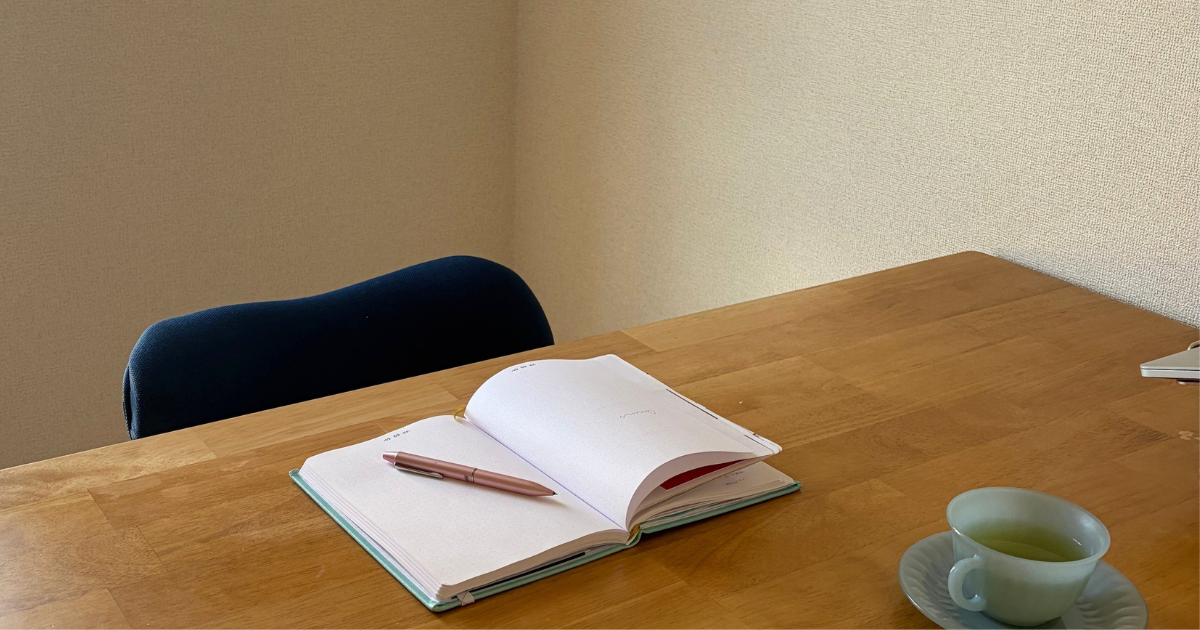 春の窓辺で、あえて「秋」を向く。